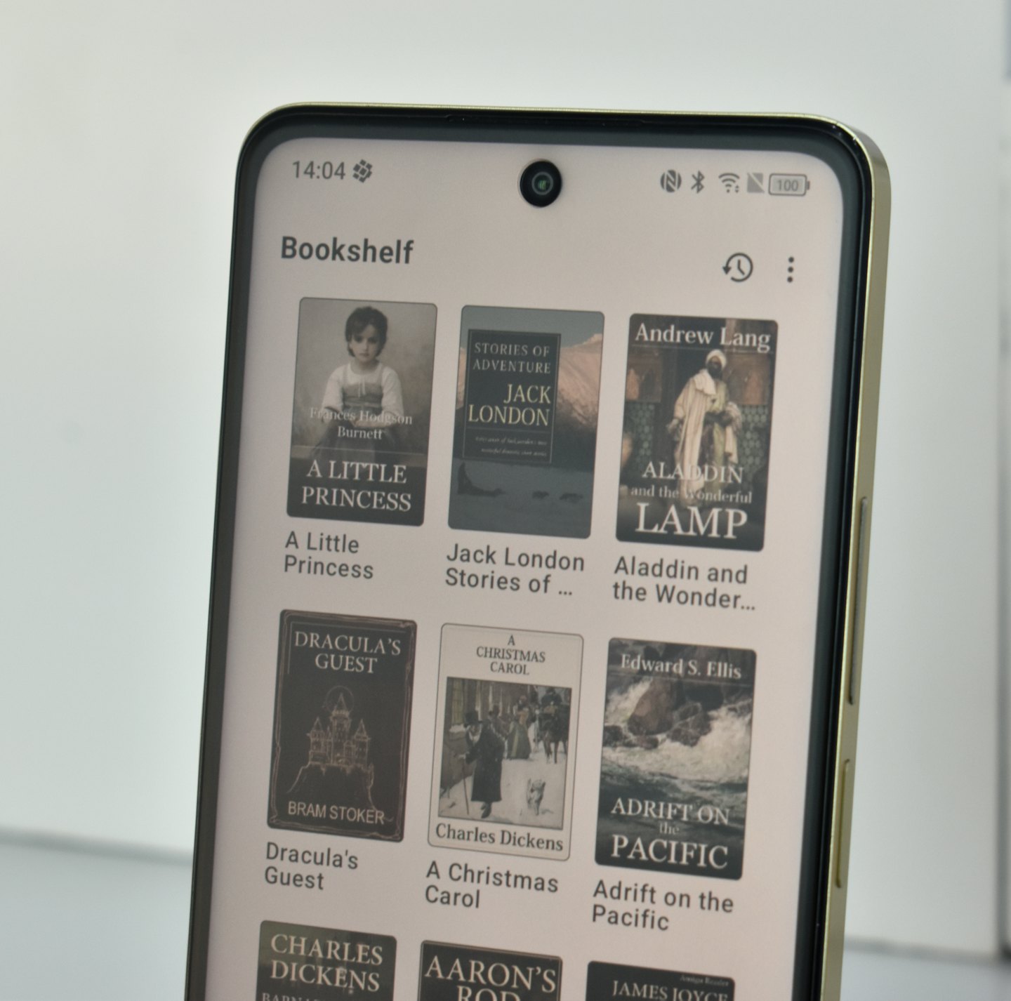 Lo schermo di uno smartphone mostra una griglia di copertine di libri digitali.