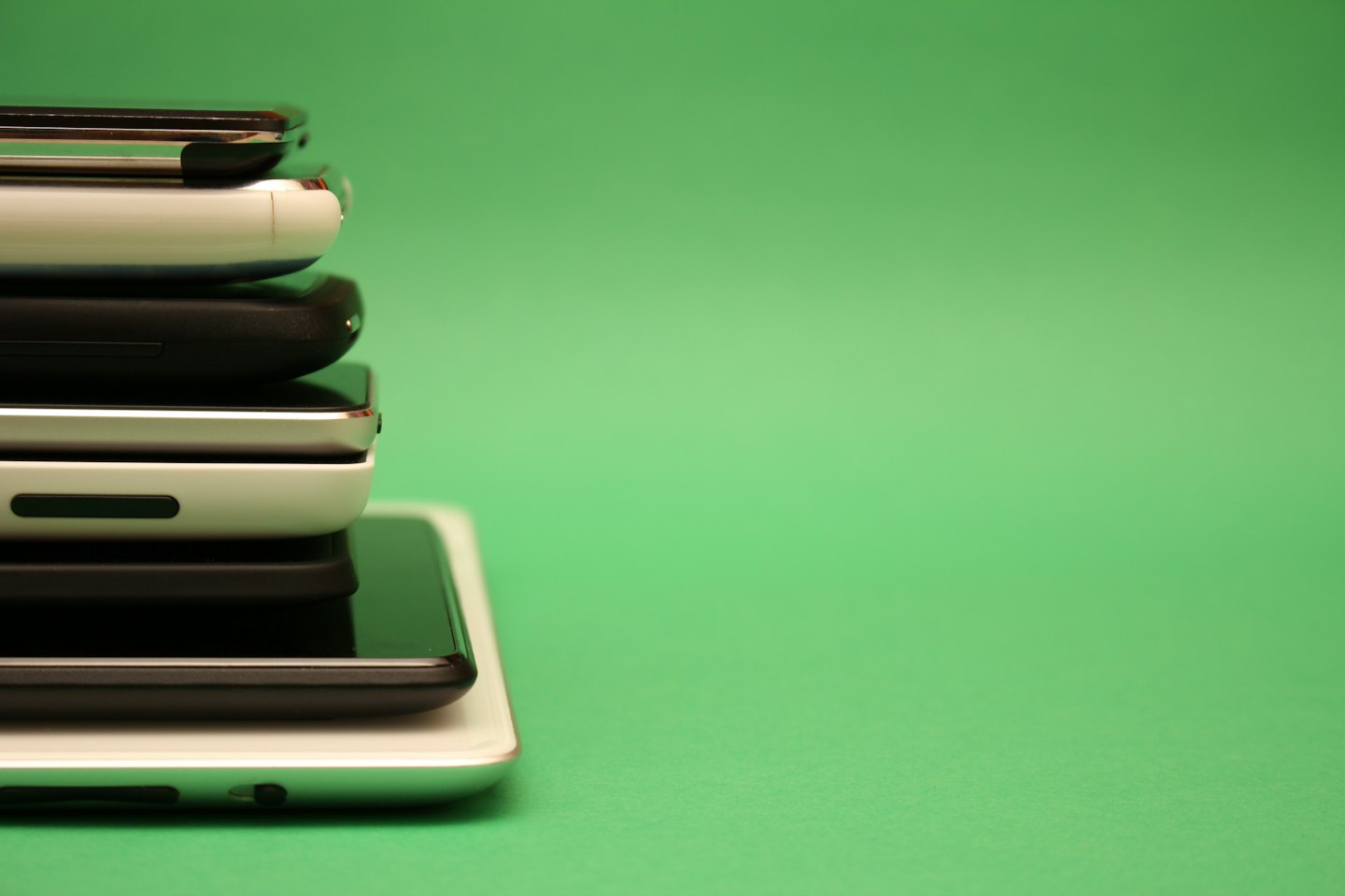 Una pila di dispositivi elettronici accatastati verticalmente su uno sfondo.